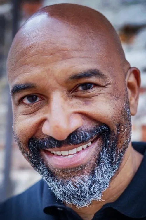 Paul Maynard interpretando a Dockhand