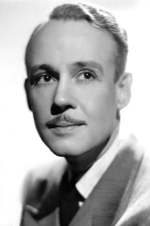 Paul McGrath interpretando a Senator Augustus Cole