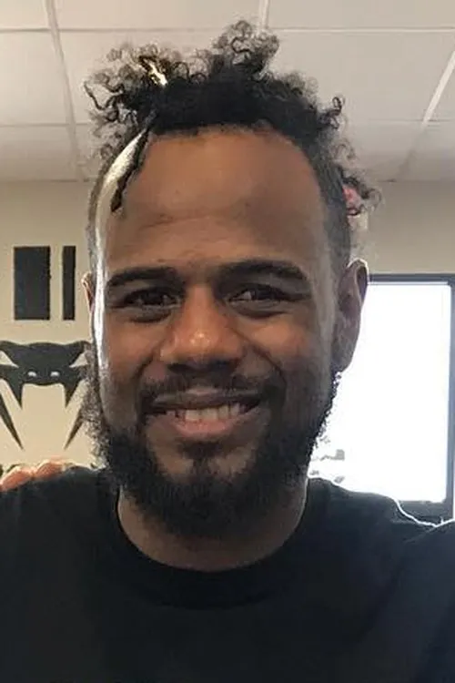 Paul Mendez interpretando a Self