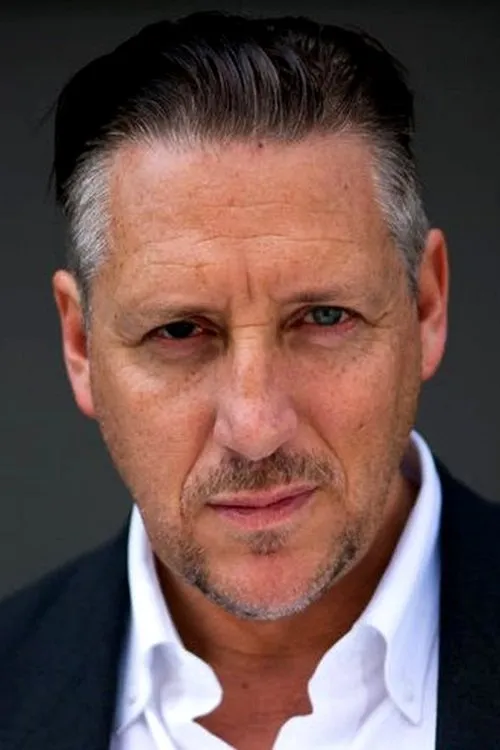 Paul Moder interpretando a Danny Berdan