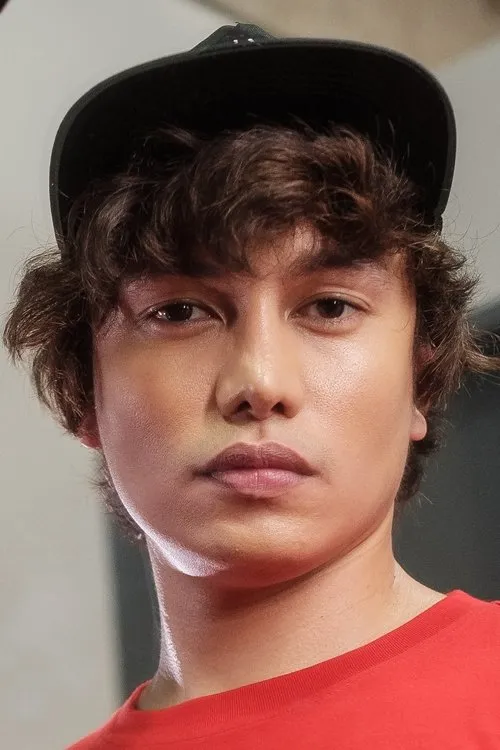 Paul Montecillo interpretando a Fred