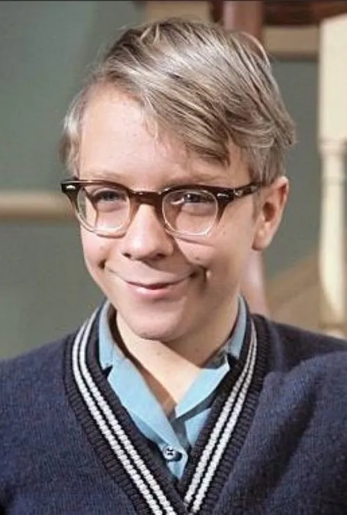 Paul O'Keefe interpretando a Strangler