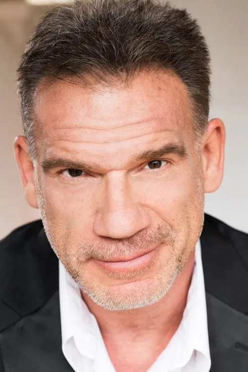 Paul Parducci interpretando a Bear / Petrovich