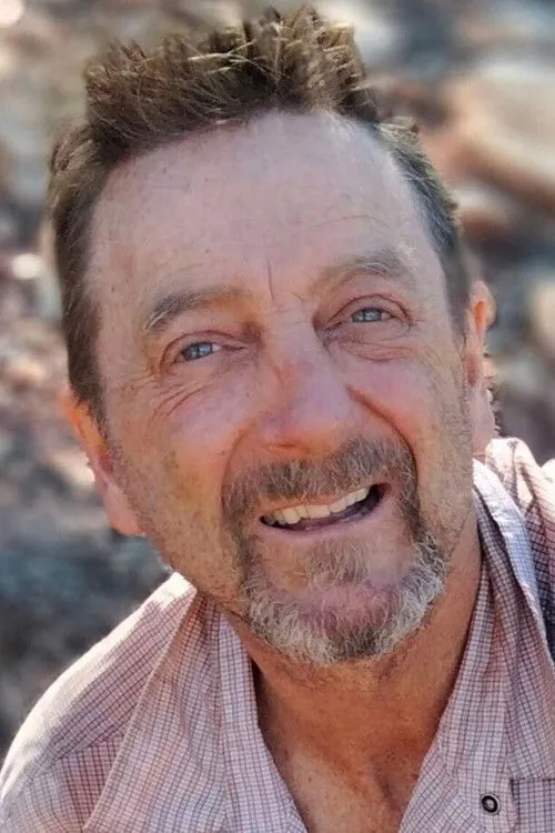 Paul Pritchard interpretando a Self