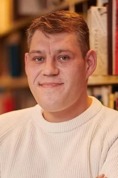 Paul Purga interpretando a Lembit