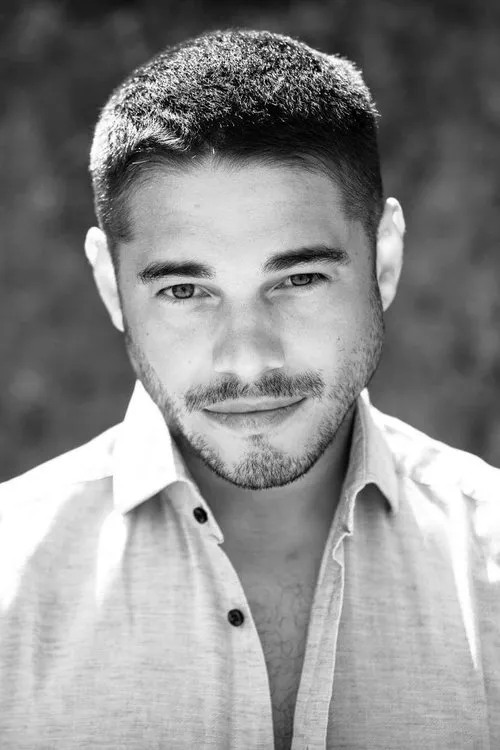 Paul Robert interpretando a Eric Schultz