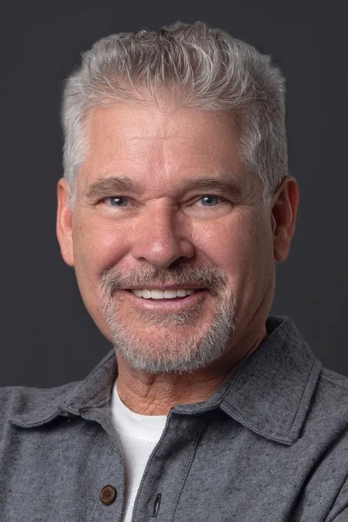 Paul Shearman interpretando a Fred