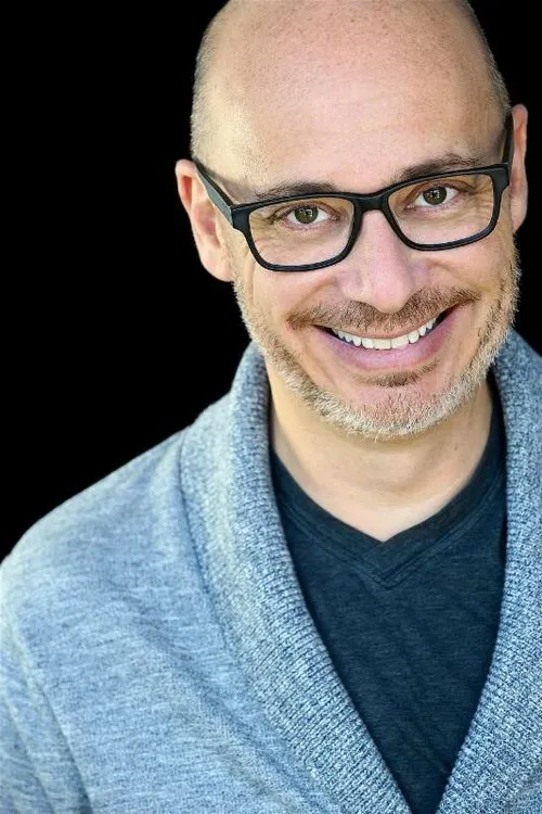 Paul Tigue interpretando a Phillip