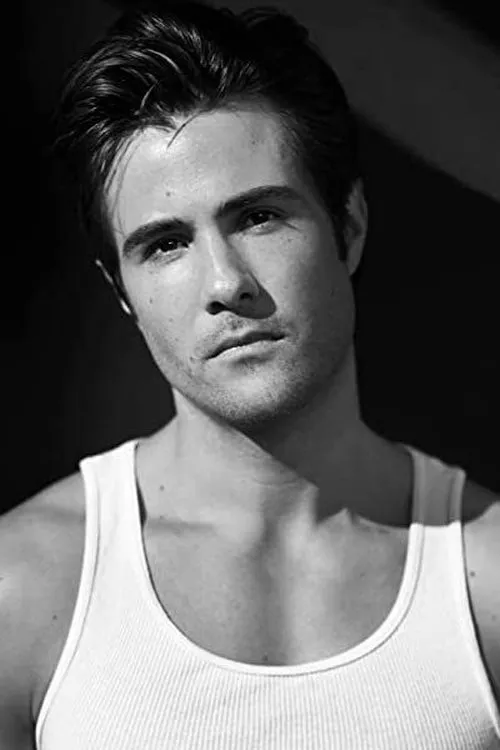 Paul Vandervort interpretando a Bob