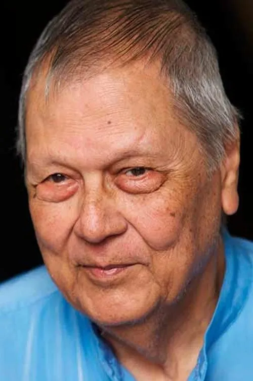 Paul Vergès interpretando a Self - Senator of Réunion (archive)