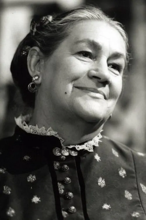 Paula Braend interpretando a Frau Murtus