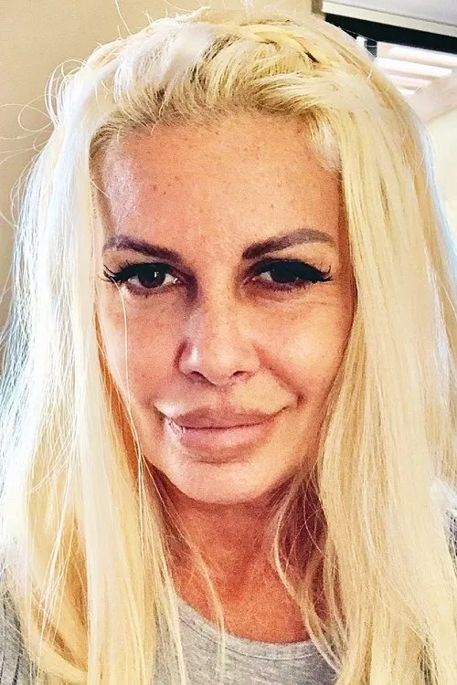 Paula Volpe interpretando a