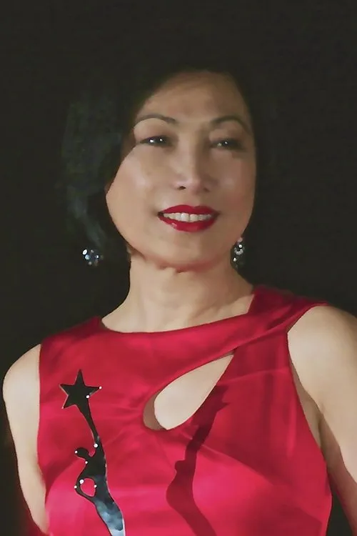 Pauline Chan interpretando a Mae