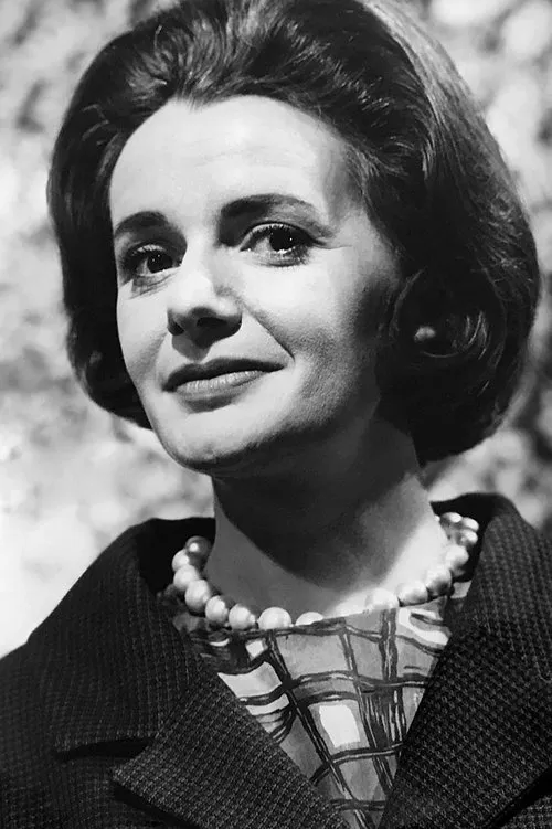 Pauline Delaney interpretando a Mrs. March (as Pauline Delany)