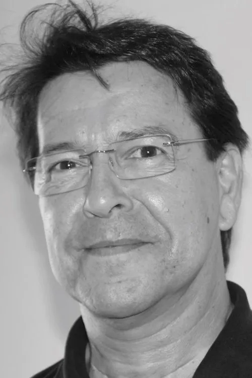 Paulo Ferreira interpretando a Policial