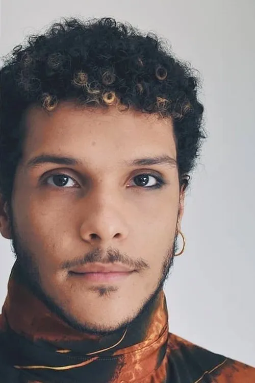 Paulo Hebrom interpretando a Bruno