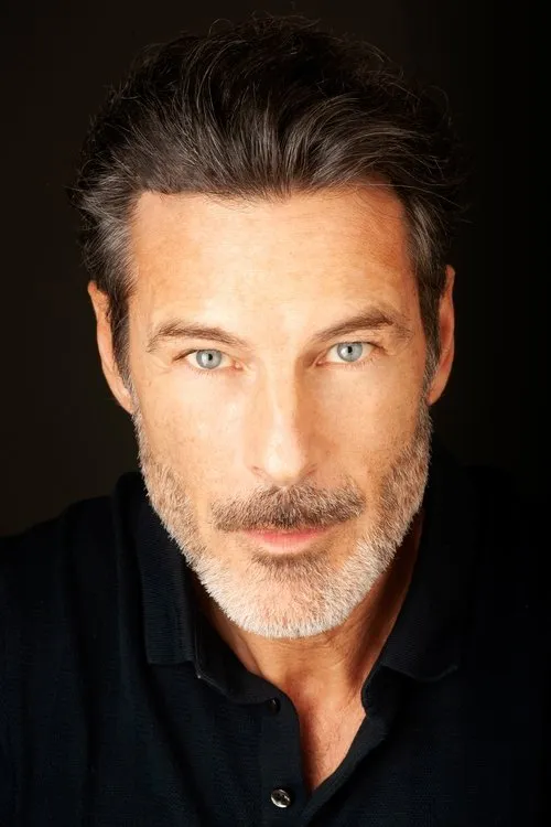 Paulo Pires interpretando a 