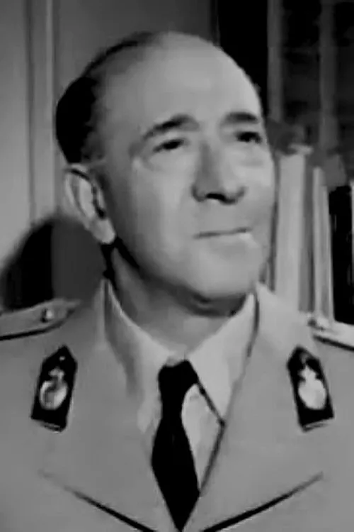 Pavlos Katapodis interpretando a Mr. Fortoulas