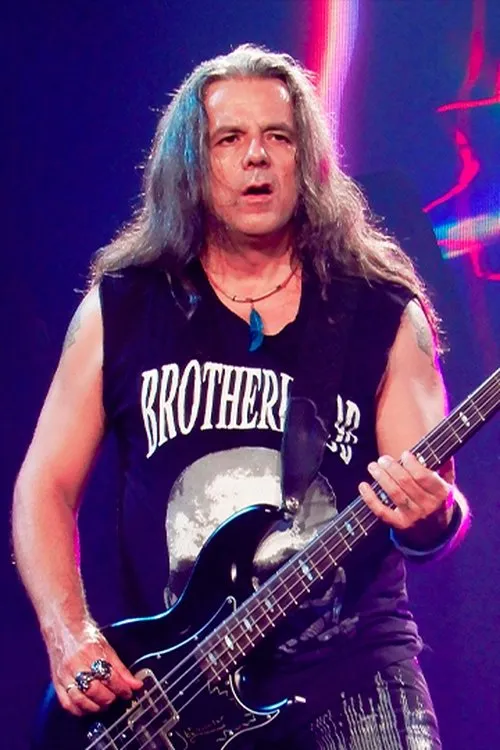 Paweł Mąciwoda interpretando a Bass