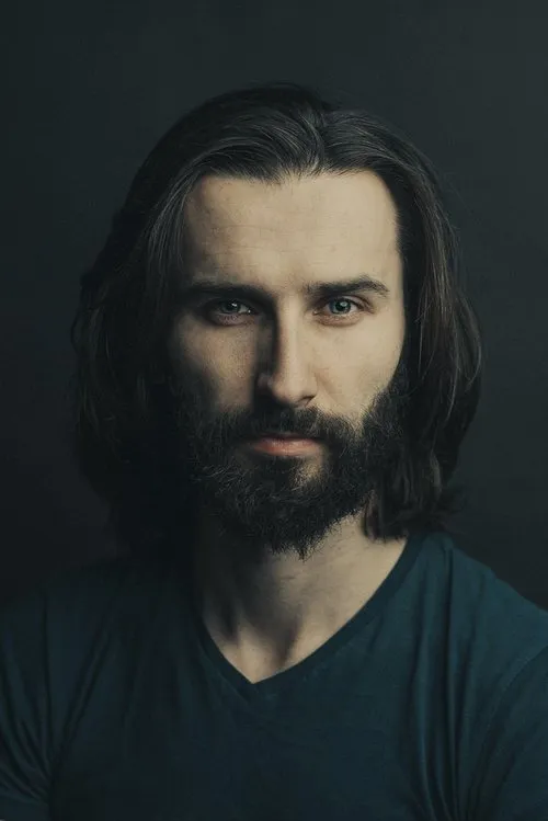 Paweł Smagała interpretando a Philip