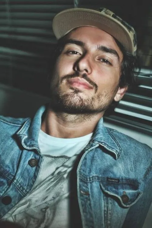 Pedro Ramôa interpretando a Rapha