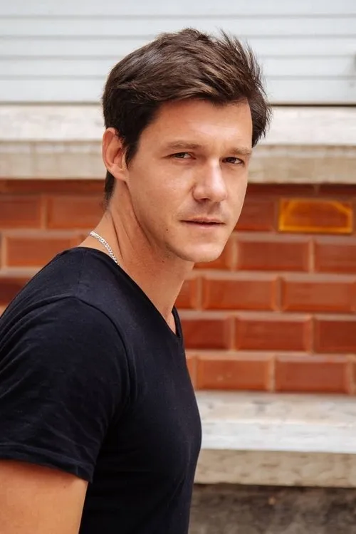 Pedro Rodil interpretando a (voice)