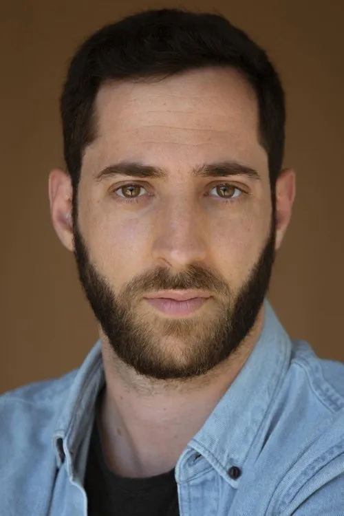 Pedro Rovisco interpretando a John