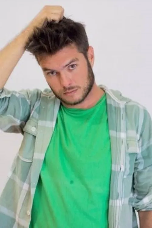 Pedro Sol interpretando a Marcelo