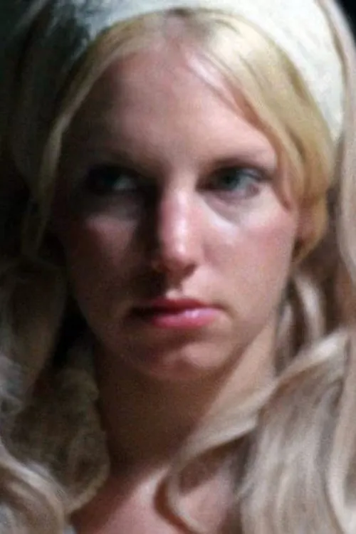 Peggy Johnson interpretando a Younger Sister