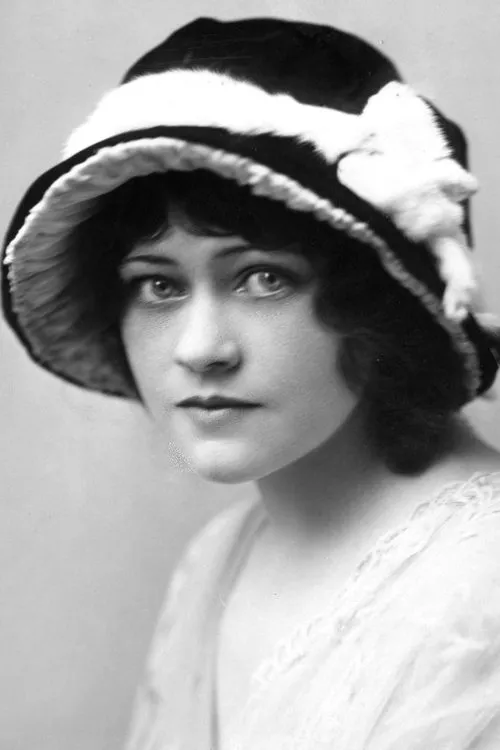 Peggy O'Neil interpretando a Olga Nelson