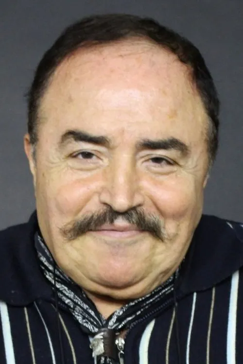 Pekcan Türkes interpretando a 