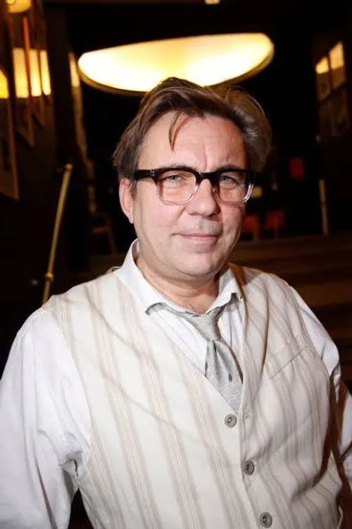 Pekka Valkeejärvi interpretando a Hannu