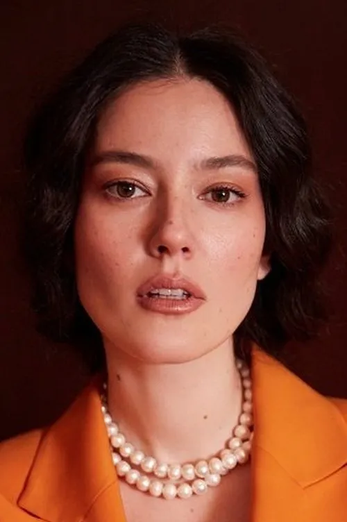 Pelin Akil interpretando a Elif