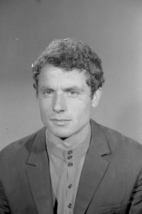 Pëllumb Dërvishi interpretando a Landlord