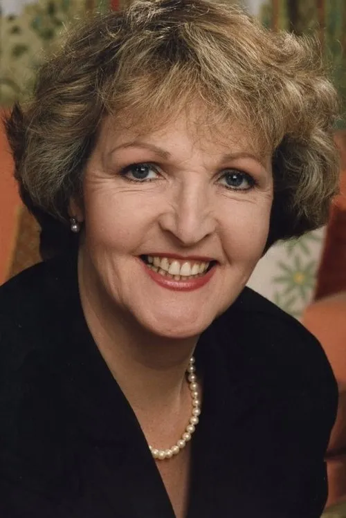 Penelope Keith interpretando a Hotel Assistant (uncredited)