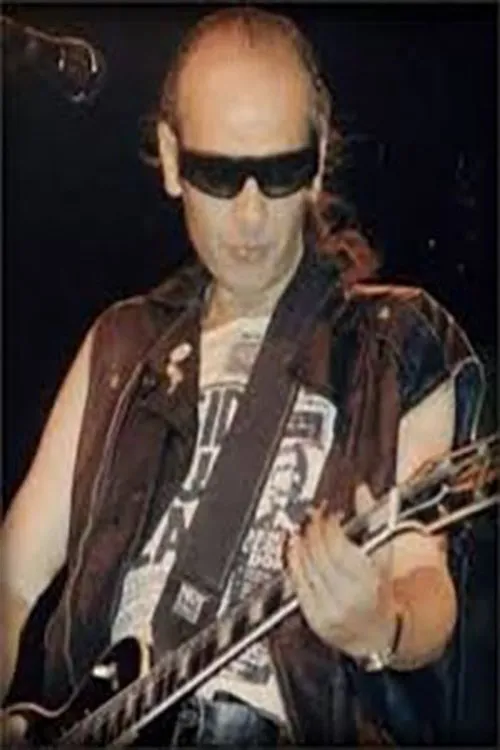 Pepe Risi interpretando a guitarra y voz