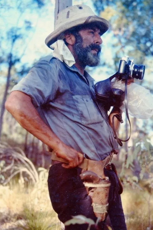 Percy Trezise interpretando a Self