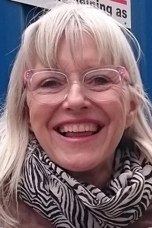 Pernille Grumme interpretando a Emmy