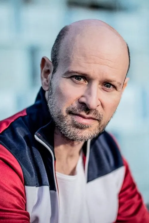 Pero Radicic interpretando a Polizist