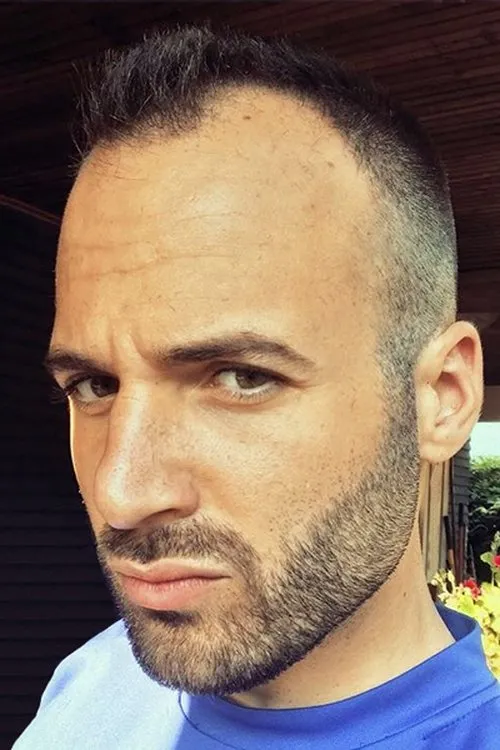 Perry Chicos interpretando a Brian Robertson