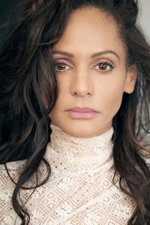 Persia White interpretando a Raven