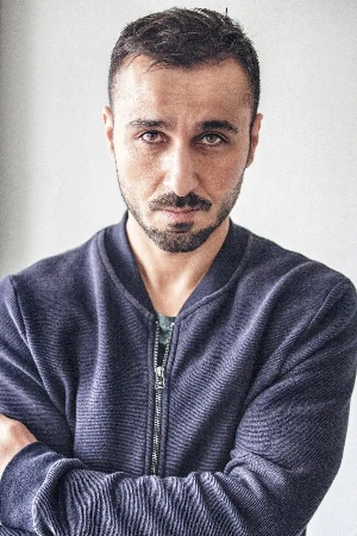 Peshang Rad interpretando a Rami