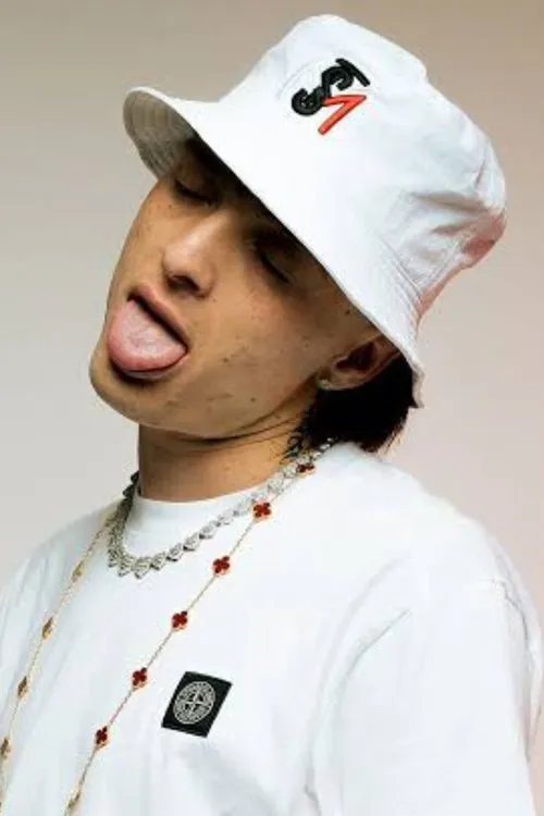 Peso Pluma interpretando a Tommy Lee