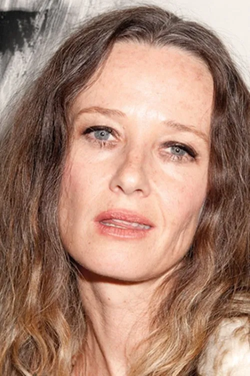 Peta Brady interpretando a Police Officer