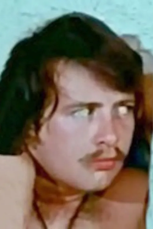 Pete Fisher interpretando a Fred