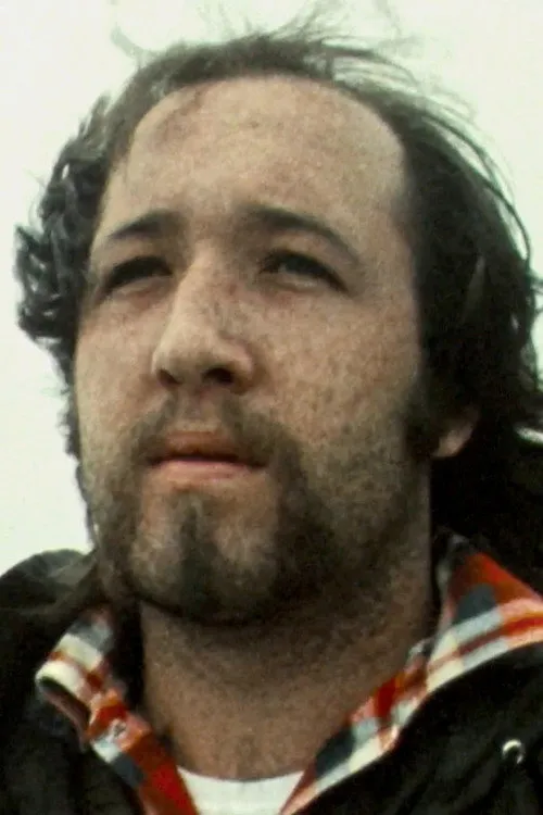 Pete O'Herne interpretando a Barry / 3rd Class Alien