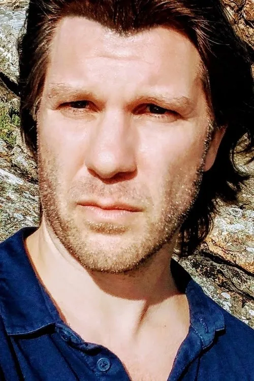 Peter Cadwell interpretando a The Fighter