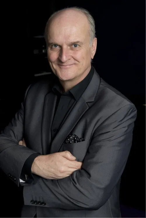 Peter Dickson interpretando a Announcer (voice)