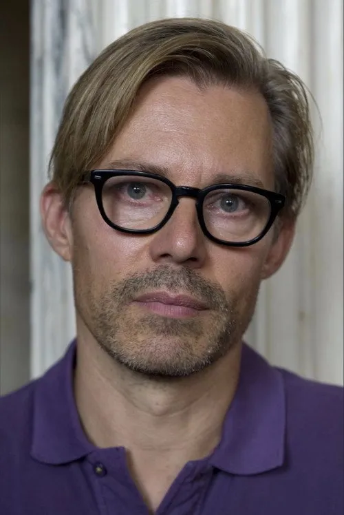 Peter Engman interpretando a The Producer 1