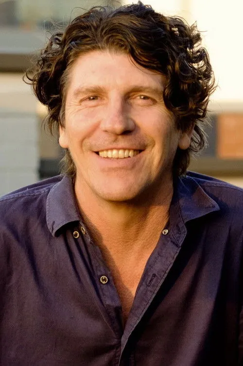 Peter Fenton interpretando a Mr Borbidge